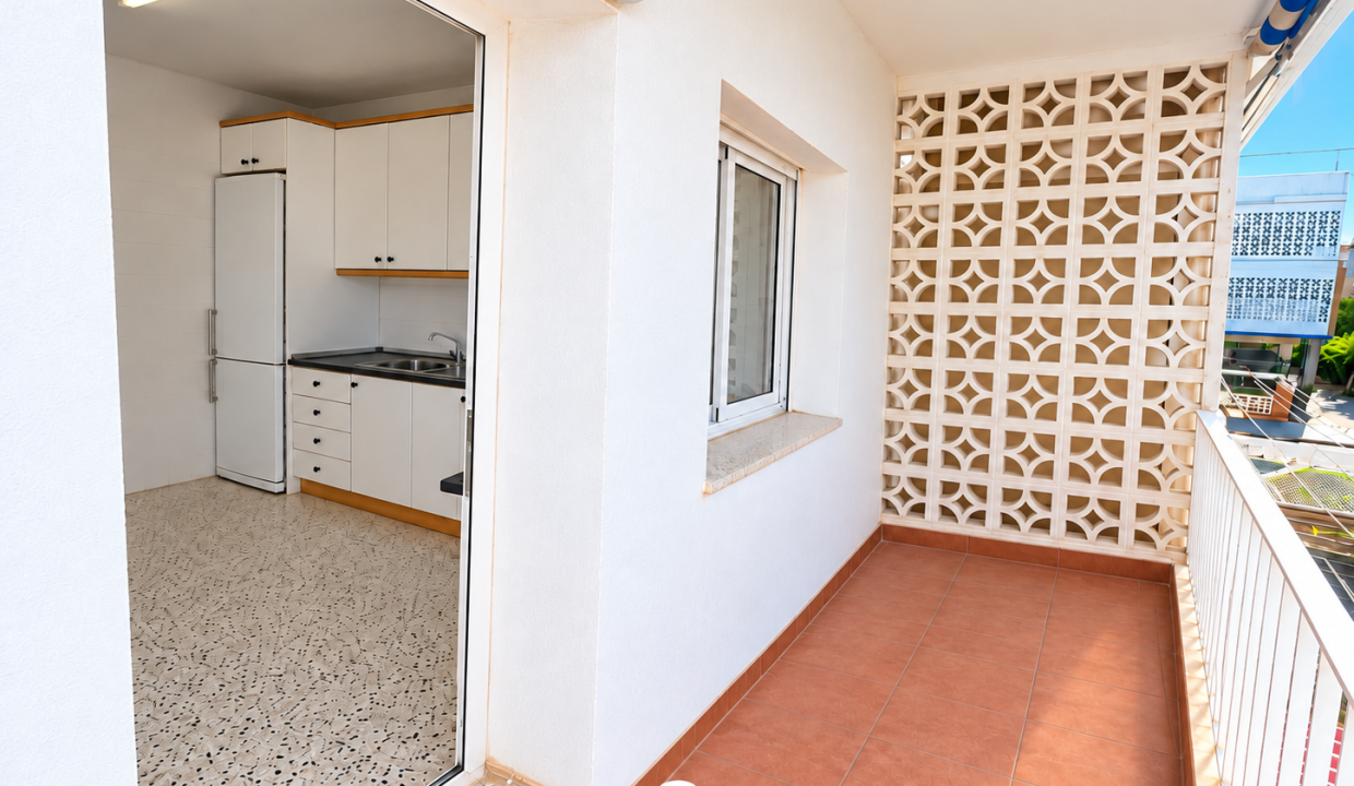 Balcón luminoso con cocina moderna