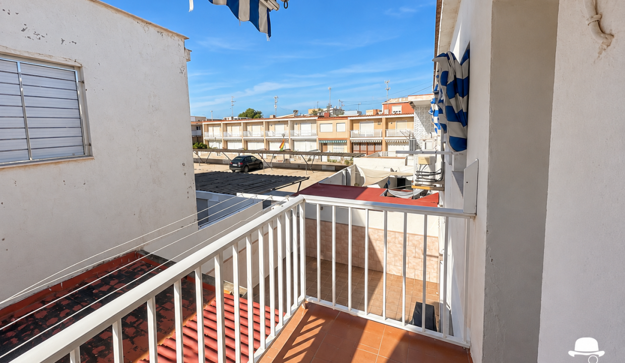 Balcón mediterráneo bajo el cielo azul