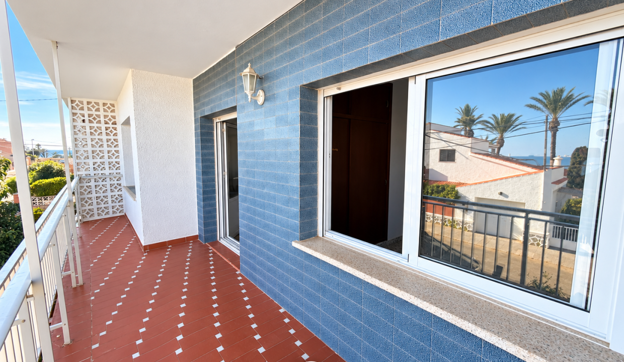 Balcón mediterráneo con vistas despejadas