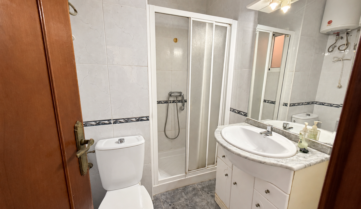 Baño compacto luminoso y ordenado