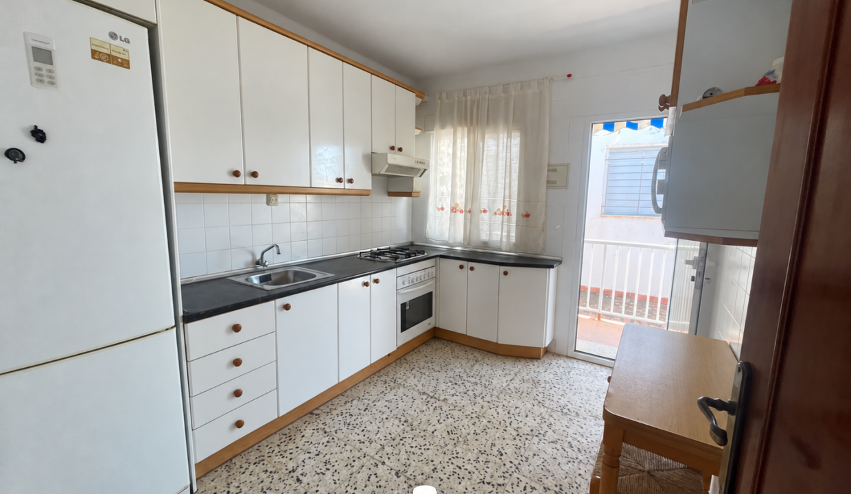 Cocina luminosa con detalles de madera(1)