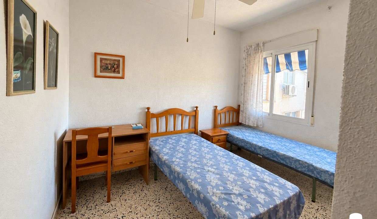 Dormitorio gemelo con luz natural