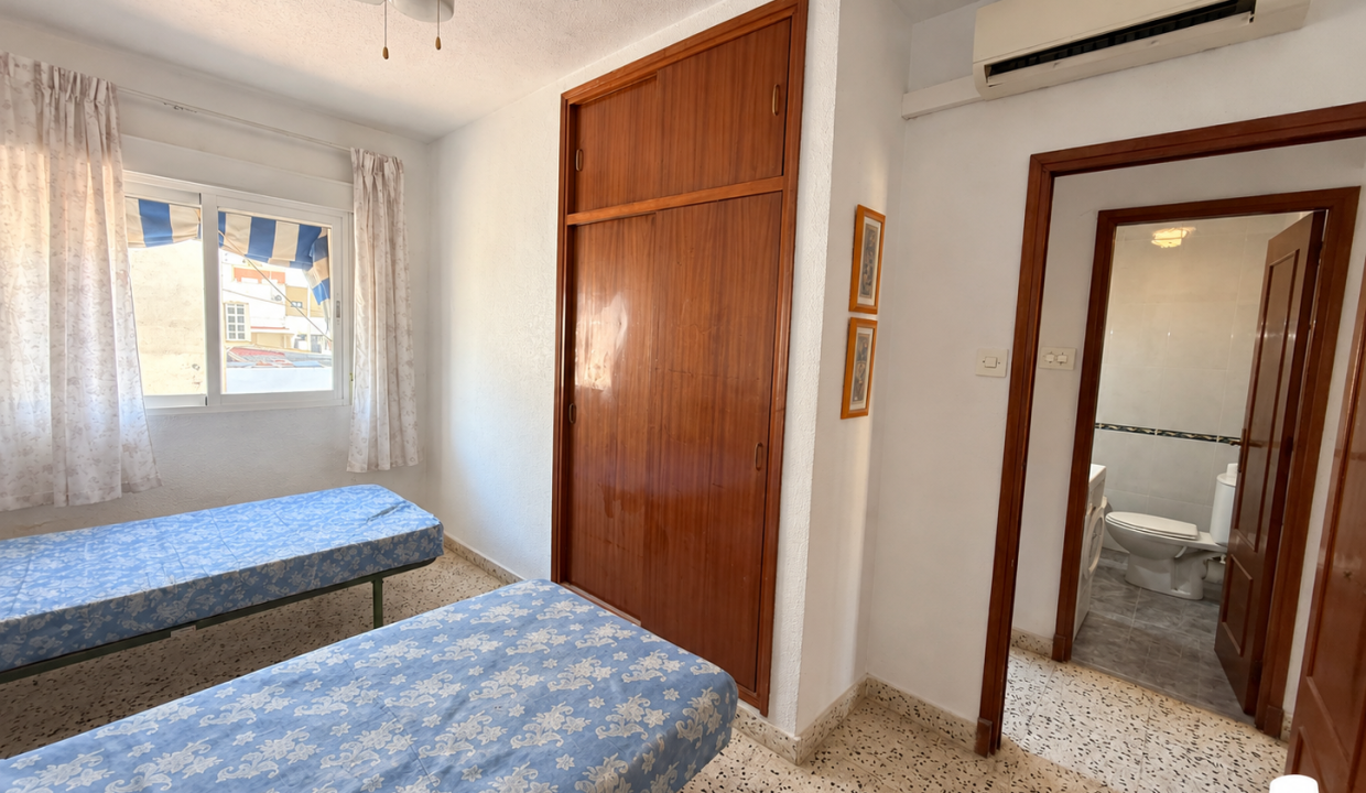 Dormitorio luminoso con dos camas y baño