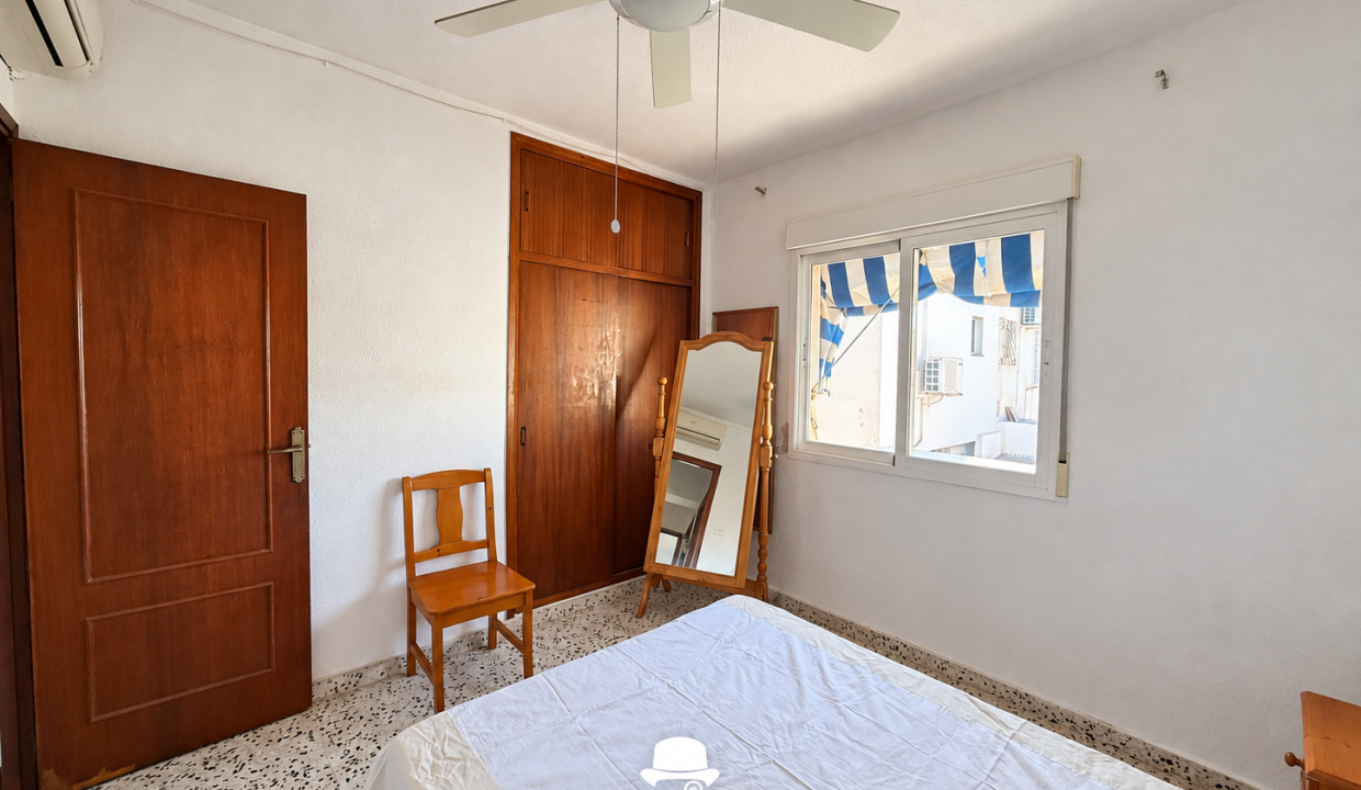Dormitorio mediterráneo con armario y ventana