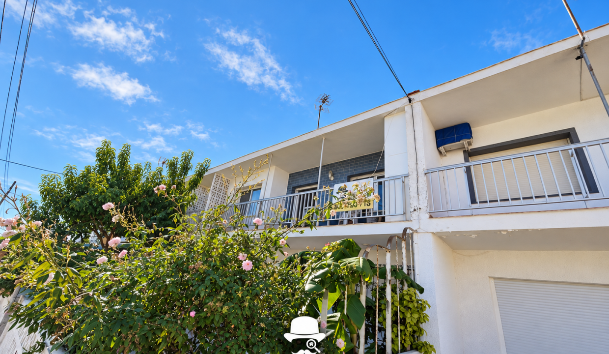 Fachada mediterránea con jardín y balcón