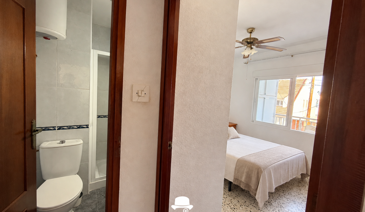 Pasillo entre baño y dormitorio luminosos