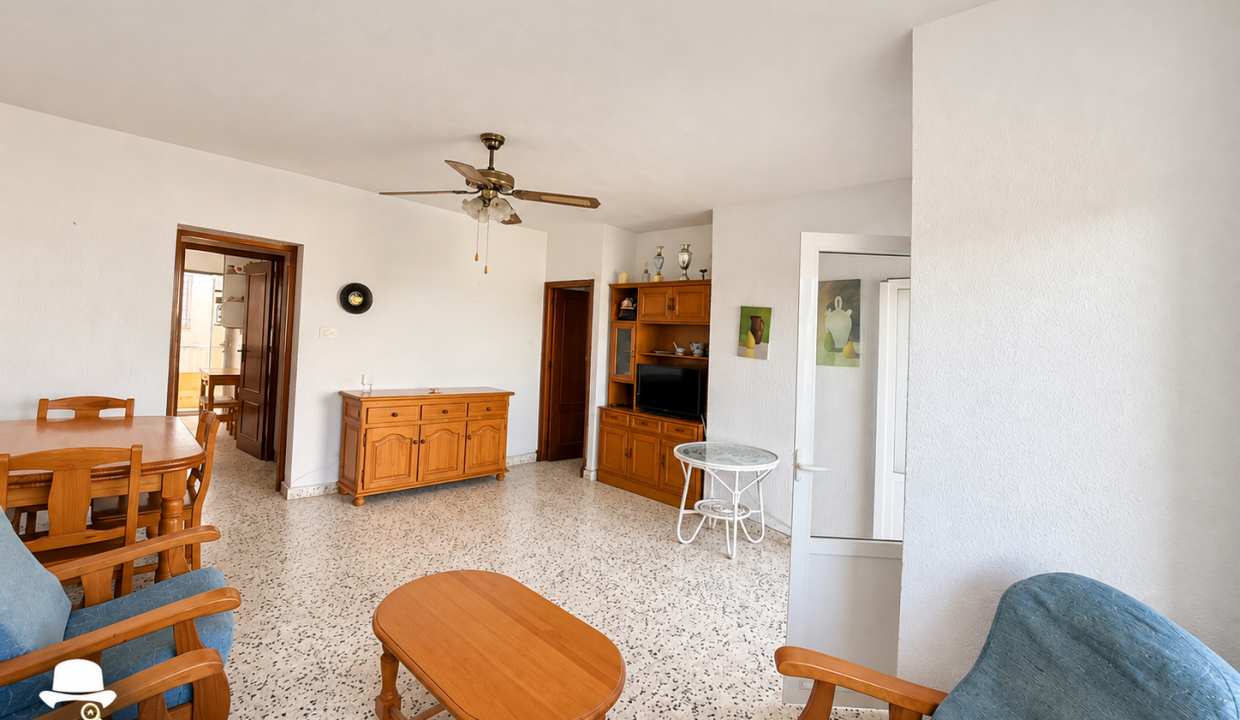 Salón luminoso con diseño inmobiliario